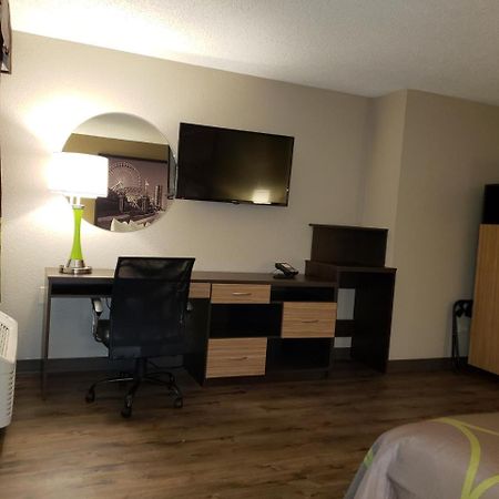 Super 8 By Wyndham South Holland Hotel Bagian luar foto