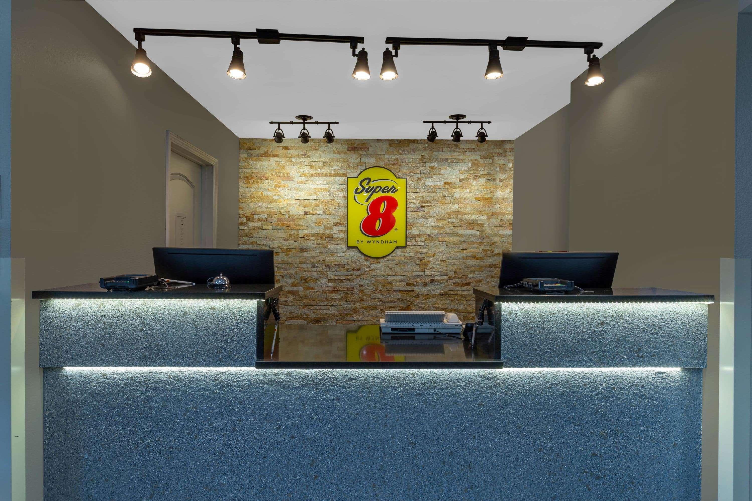 Super 8 By Wyndham South Holland Hotel Bagian luar foto