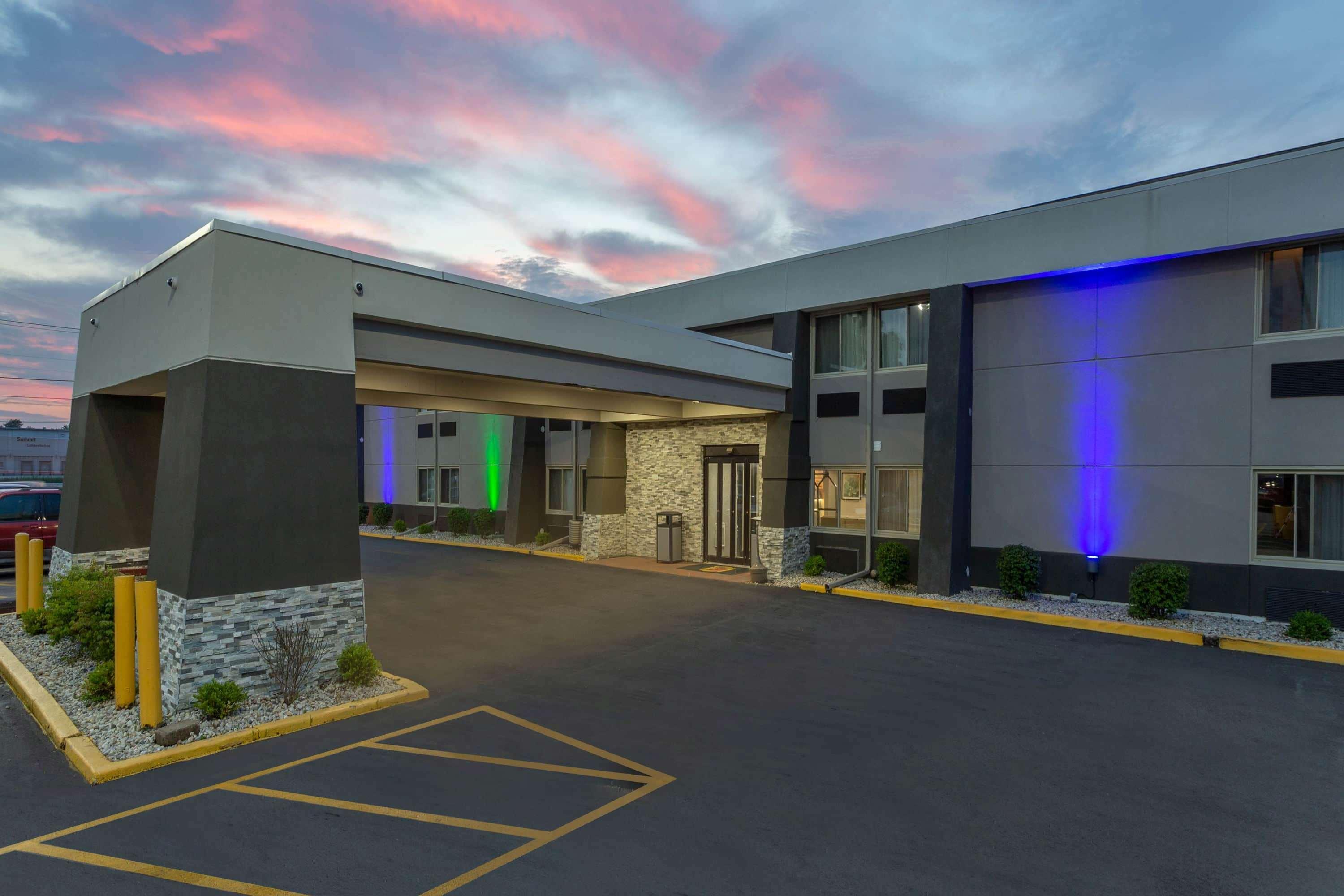 Super 8 By Wyndham South Holland Hotel Bagian luar foto