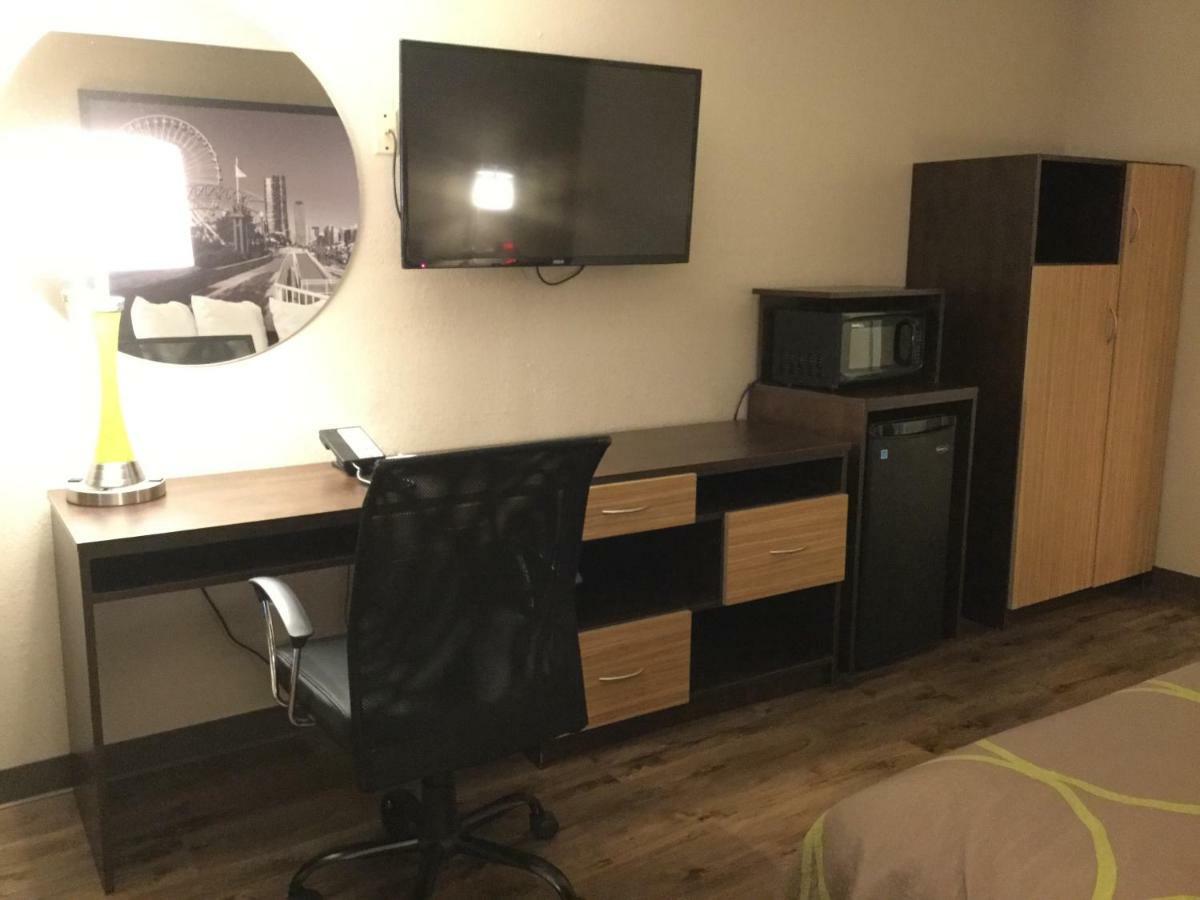 Super 8 By Wyndham South Holland Hotel Bagian luar foto