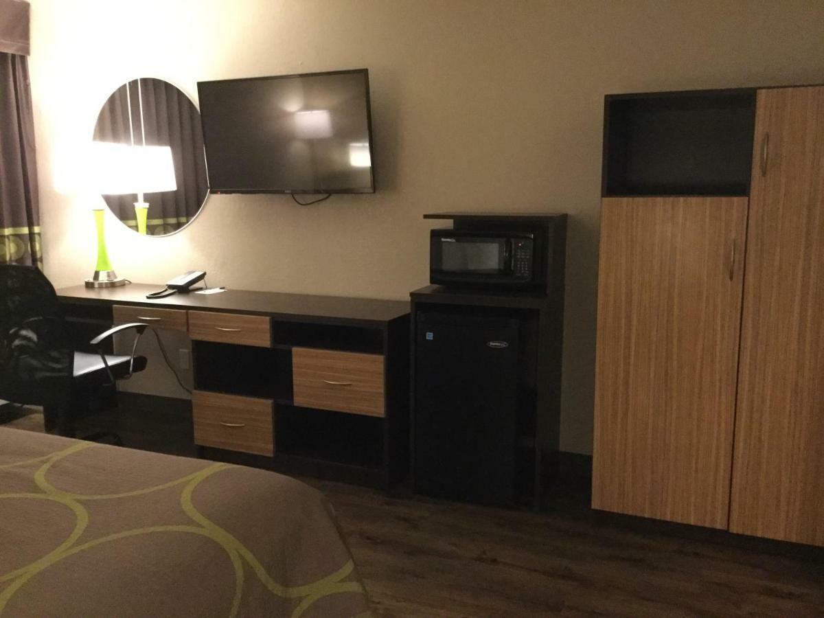 Super 8 By Wyndham South Holland Hotel Bagian luar foto