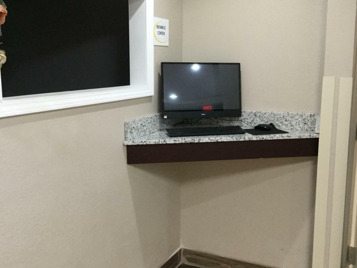 Super 8 By Wyndham South Holland Hotel Bagian luar foto